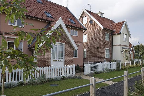 02 584.jpg - England: Maharishi Sthapatya Veda homes blend in with the architecture of the surrounding region.